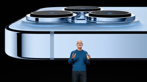 Apple-Chef Tim Cook präsentiert  2021 das  iPhone 13 Pro – natürlich im September. Ob das iPhone 16 im selben Monat erscheint? Foto: picture alliance/dpa/Apple Inc./Apple Inc.
