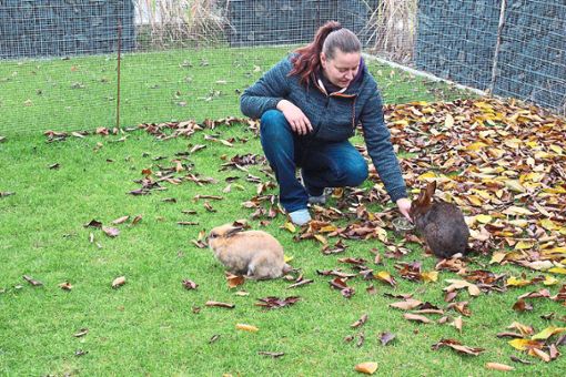 Corina Ardelt vom Tierschutzverein Sulz setzt sich für die artgerechte Haltung der Kaninchen ein. (Archivfoto) Foto: Steinmetz