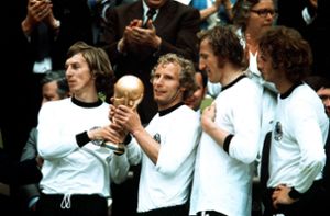 Der wichtigste Sieg gegen Holland führte 1974 zum WM-Titel: Berti Vogts darf den Pokal halten. Foto: Pressefoto Baumann/Baumann