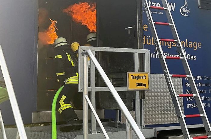 Mobiler Brandübungscontainer: Mit heißer Kiste werden Einsatzkräfte in Neuried geschult