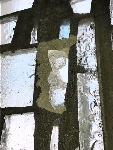 Mit einem Stein haben Unbekannte Glasbauelemente an der Kirche beschädigt. Foto: Zürcher