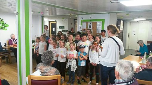 Die Smiley-Kids der Grundschule erfreuen die Bewohner des Pflegeheims mit ihren Darbietungen.  Foto: Schule Foto: Schwarzwälder Bote