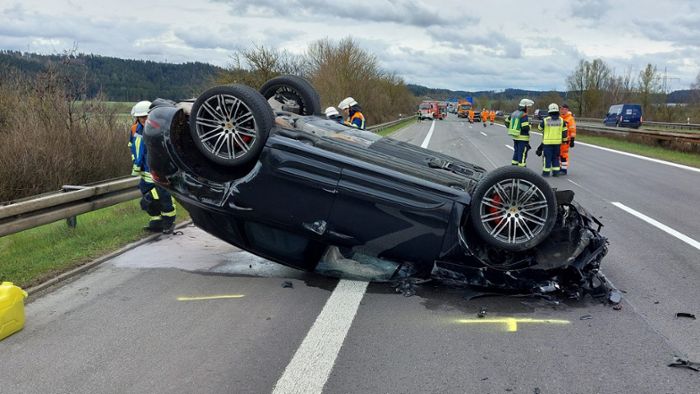 Porsche überschlägt sich bei Unfall auf Autobahn 81 nahe Deißlingen