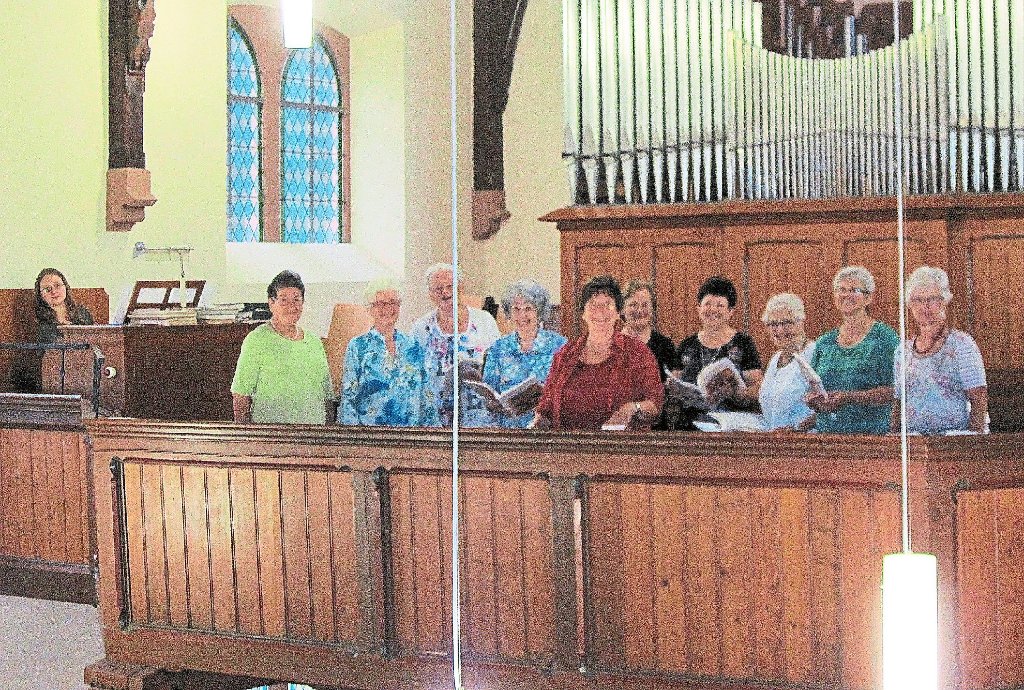 Die verbleibenden Mitglieder des evangelischen Kirchenchors beim letzten gemeinsamen Singen. Foto: Fritz Grießhaber