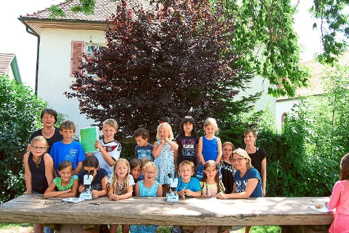 Stolz sind die Kinder auf die  neuen Binokulare. Foto: Hoffmann Foto: Schwarzwälder-Bote