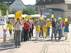 Ein Flashmob der überschaubaren Art: Etwa 25 Freudenstadt-Fans stellten sich auf dem Marktplatz zusammen, um ein F in Gelb zu bilden.   Foto: Hilbert