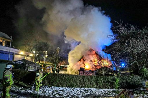 Die Feuerwehr konnte trotz des schnellen Eingreifens nicht verhindern, dass die Scheune in Schwenningen abbrannte.  Foto: Marc Eich