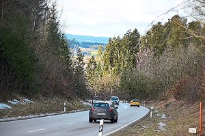 Eine kombinierte Fußgänger-und Radfahrerbrücke soll in diesem Bereich bei der Hirschhalde über der K 5705 errichtet werden.   Foto: Kaletta Foto: Schwarzwälder-Bote