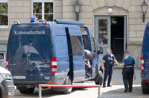 Mitarbeiter der Kriminaltechnik am Tatort in Bischofswerda. Das Schulgebäude ist durchsucht worden. Foto: dpa/Sebastian Kahnert