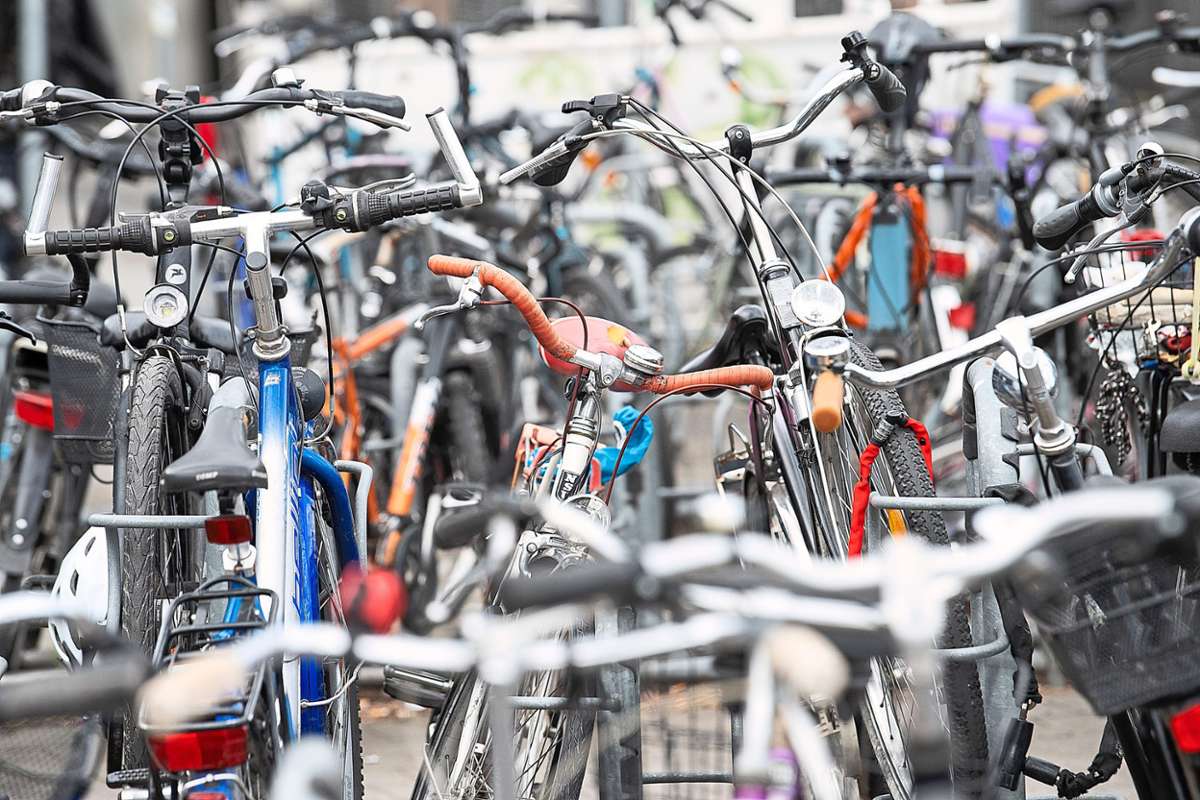 Unter anderem soll geklärt werden, wo die Fahrräder abgestellt werden können, wenn ihre Besitzer beispielsweise zur Weiterfahrt auf öffentliche Verkehrsmittel umsteigen. (Symbolfoto) Foto: dpa/Gollnow