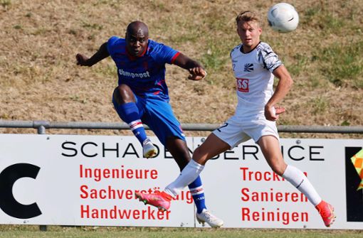 Im Hinspiel mussten Leon Albrecht (rechts) und Co. gegen Hollenbach um Boris Nzuzi eine 0:1-Niederlage hinnehmen. Foto: Eibner, Schmerbeck