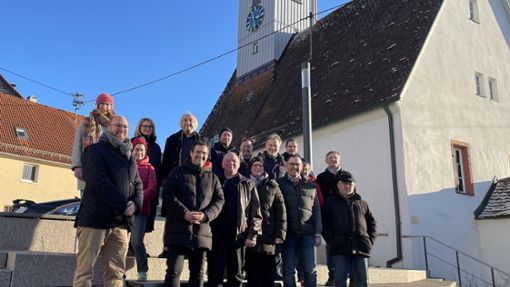 Die CDU-Fraktion im Nagolder Stadtrat mit den Emminger Ortschaftsratsmitgliedern und weiteren Interessierten am neuen Emminger Dorfplatz. Foto: Hirsch