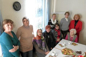Die Frauen des interreligiösen Kreises erzählten, wie sie Weihnachten verbringen oder verbracht haben. Foto: Pieske