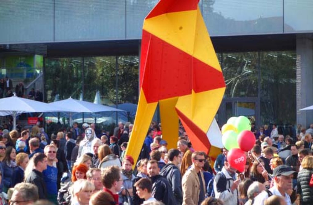 Zum Tag der Deutschen Einheit war auf Stuttgarts Straßen viel los. Unsere Leserfotografen haben sich unter die Menge gemischt und den 3. Oktober im Bild festgehalten.