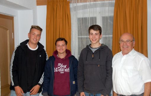 Ortsvorsteher Wolfgang Dreher (rechts) freut sich über das Engagement der Jugendlichen für den Jugendclub  Göllsdorf.  Von links: Fabio Straub, Elias Braun und Nils Mink.   Foto: Meier Foto: Schwarzwälder Bote