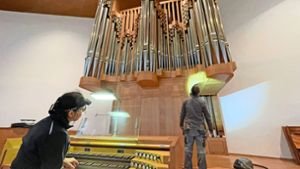 Die Vorbereitungen für den Gottesdienst am Sonntag sind in den letzten Zügen: Am Donnerstag wird die Orgel wieder installiert und gestimmt. Foto: Helen Moser