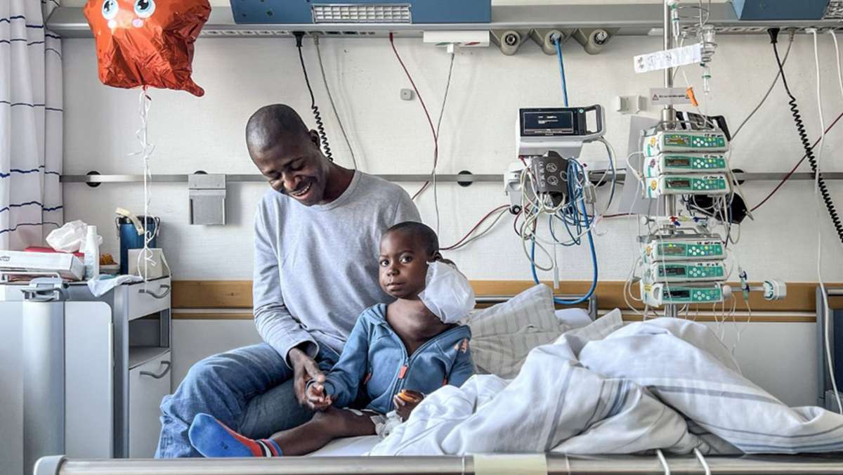 Hilfsaktion aus Rottweil: Chemo zeigt Wirkung – Daniel aus Kamerun kann  wieder sprechen