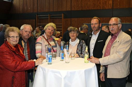 Vorstand und Aufsichtsrat der Mötzinger Raiffeisenbank informierten auch in lockerer Runde über die Fusionspläne. Foto: Priestersbach