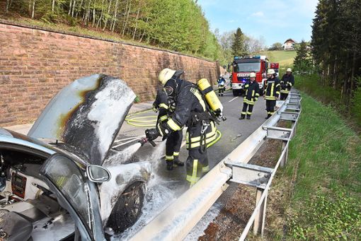 Zunächst nur gequalmt und beim Eintreffen der Feuerwehr Hardt dann gebrannt hat ein Auto auf der Landesstraße zwischen Schramberg und Hardt. Foto: Wegner