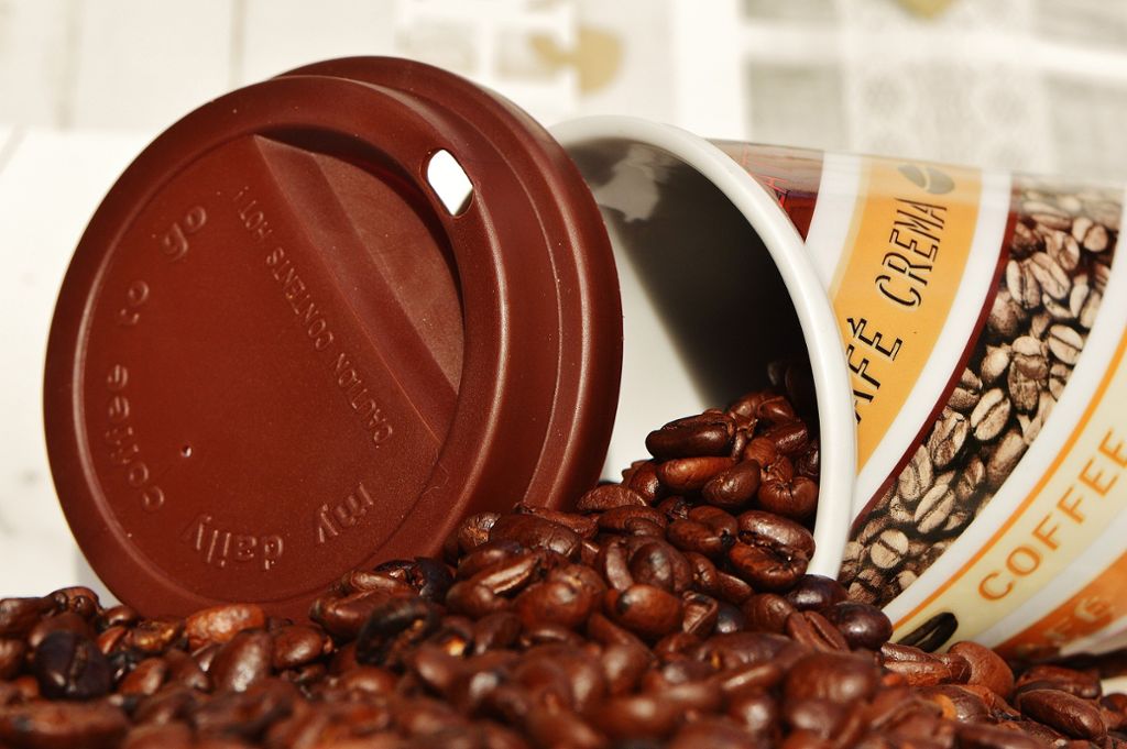 Kaffee to go-Becher haben zwei Öffnungen. Doch warum ist das so? Foto: Bild von Alexas_Fotos auf Pixabay