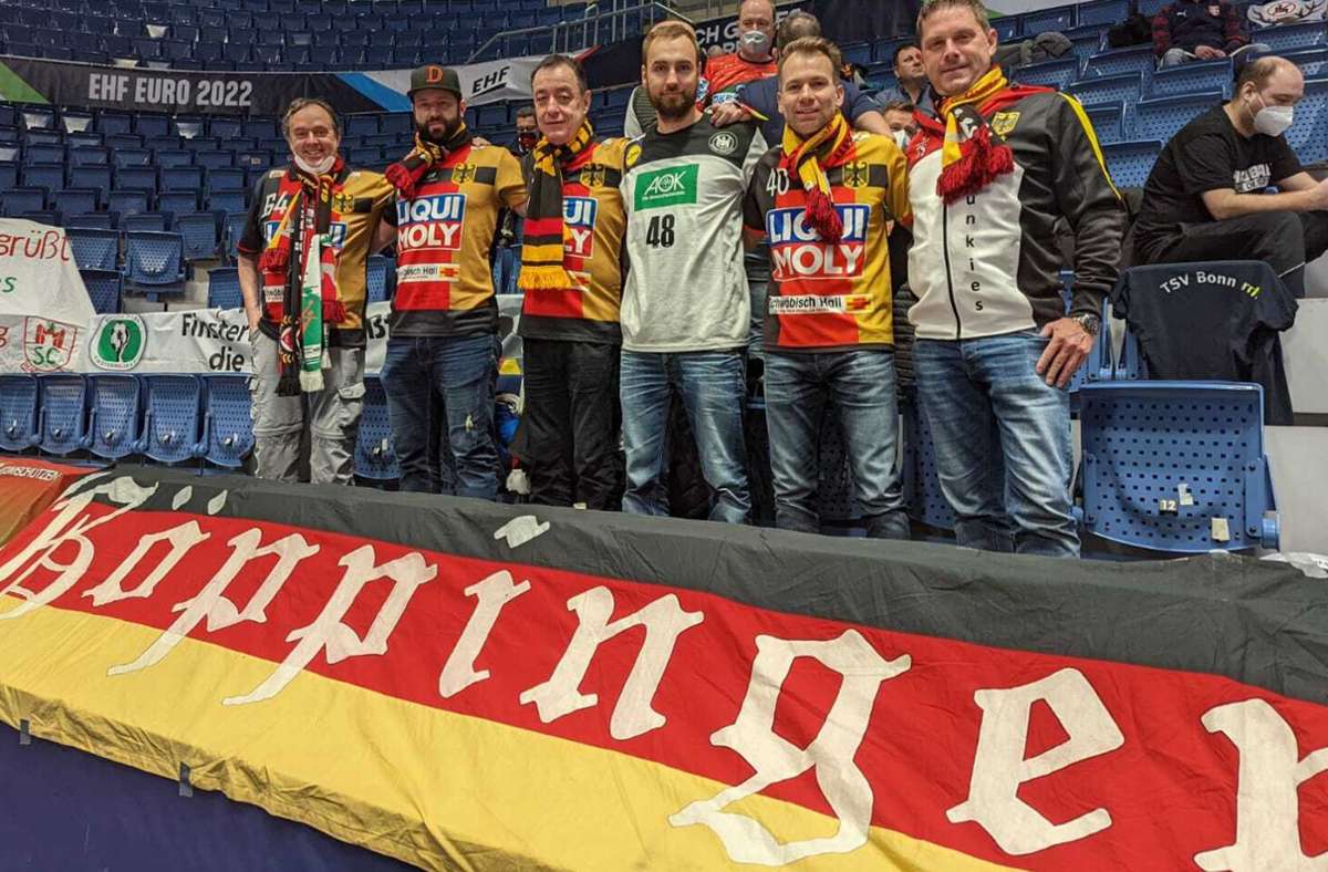 Der Besuch der großen Turniere gehört für die Gruppe aus Göppingen zum Jahresprogramm – diesmal sind die Handballfreunde nur zu sechst. Foto: red/privat