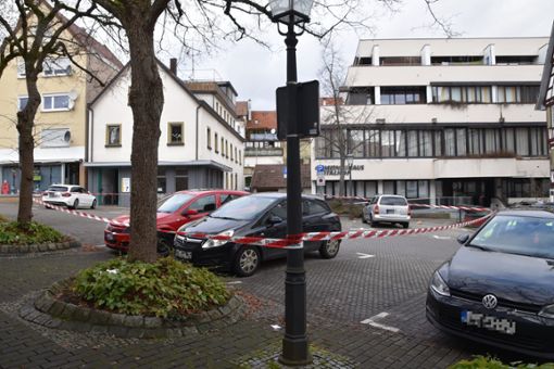 Der Spitalhof-Parkplatz war bis in den Nachmittag hinein abgesperrt und wurde von einer Polizeistreife bewacht. Foto: Nölke