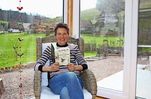 Die Autorin und Wildpflanzenpädagogin Astrid Lehmann mit ihrem Roman. Foto: Springmann