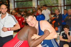 Alexander Müller (rechts) hatte bei den Südbadischen gegen  Marius Weisser seinen schwersten Fight zu bestreiten, den er hauchdünn mit 3:2 Punkten gewann.  Foto: Bauer Foto: Schwarzwälder Bote