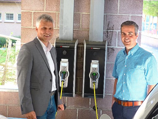 Günther Garbe (links) und Andreas Bayer  freuen sich über die neuen Schnell-Ladestationen für Elektro-Autos.  Foto: Stadt Foto: Schwarzwälder-Bote