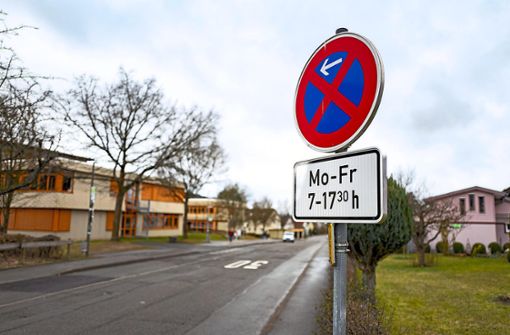 In der Schulstraße wird Richtung Gottlieb-Braun-Straße mit diesem Schild auf das Halteverbot hingewiesen. Foto: Fritsch