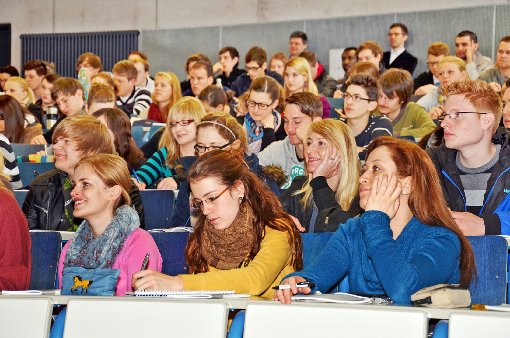 Junge Studenten haben ihren ersten Tag an der Hochschule Albstadt-Sigmaringen erlebt. Das Foto zeigt den Hörsaal am Standort Sigmaringen. Foto: Schwarzwälder-Bote