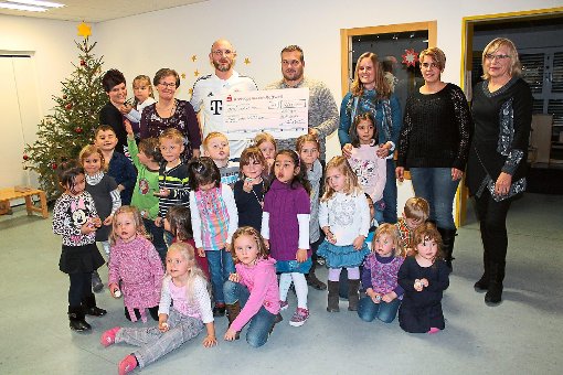 Der Wilflinger Kindergarten erhält vom örtlichen Bayern-München-Fanclub (hintere Reihe, links: Vorsitzender Matthias Muschal) eine Spende.   Foto: Kindergarten Foto: Schwarzwälder-Bote