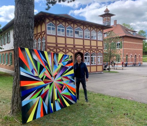 Der Balinger Künstler Sebastian Priester zeigt eines seiner  farbenprächtigen Kunstwerke, die in der Ausstellung im Münsinger Albmaler-Museum zu sehen sind.Foto: Rath Foto: Schwarzwälder Bote