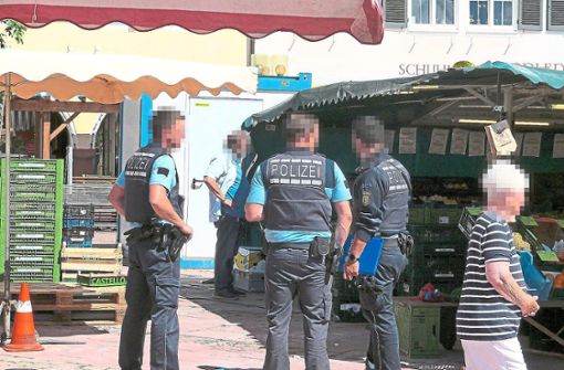 Polizisten begutachten den Tatort: Mitten auf dem Freudenstädter Wochenmarkt kam es im Juli zu einer Messerstecherei. (Archivfoto) Foto: Beyer