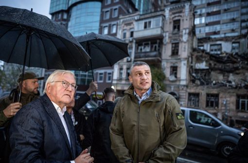 Bundespräsident Frank-Walter Steinmeier (links) sah sich mit Vitali Klitschko, Bürgermeister von Kiew, die Folgen der jüngsten russischen Angriffe in der Hauptstadt an. Foto: dpa/Michael Kappeler