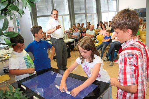 Richard Koch präsentierte in der Goldenbühlschule mit seinen Kursteilnehmern der Hector-Kinderakademie, wie man mit Legosteinen komponieren kann.   Foto: Heinig Foto: Schwarzwälder Bote