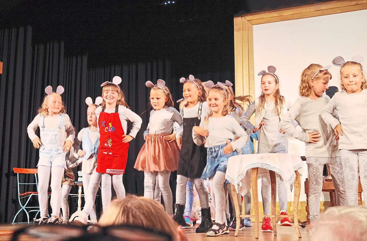 Auch die Kindertanzgruppe trug zum Gelingen der Premiere dieser besonderen Märchenaufführung bei.
