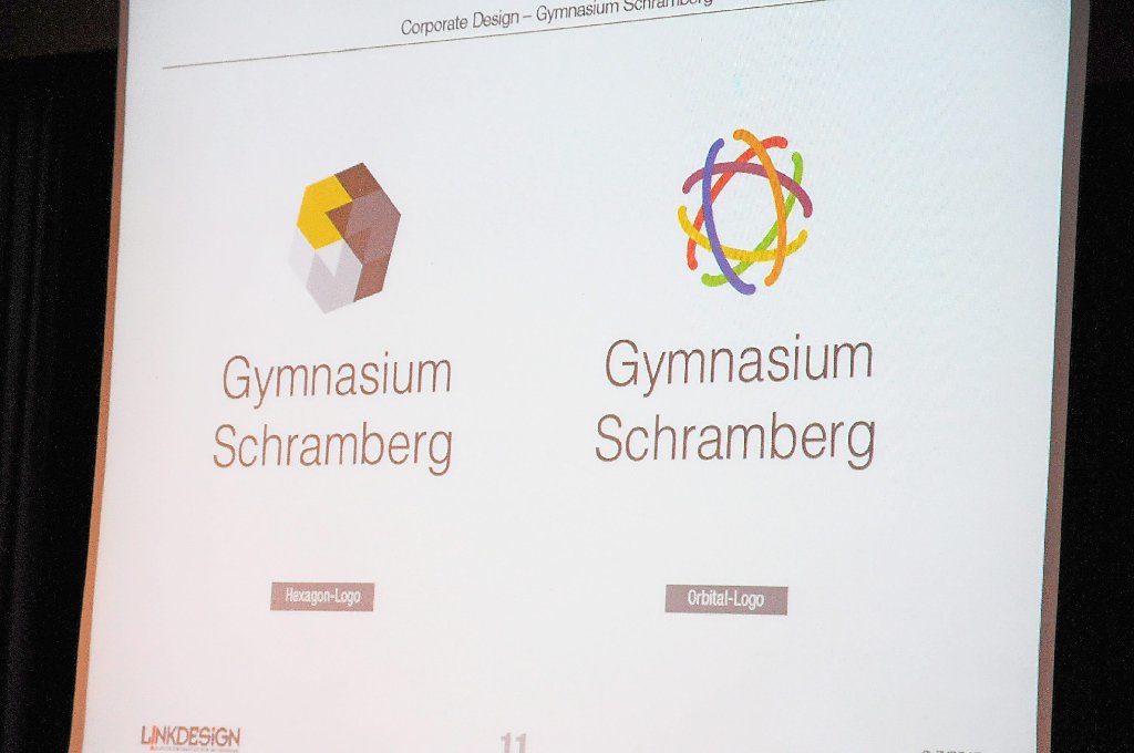 Zum neuen Leitbild der Schule als Marke entwickelte Stefan Link  das erstmals öffentlich gezeigte Logo. Foto: Ziechaus