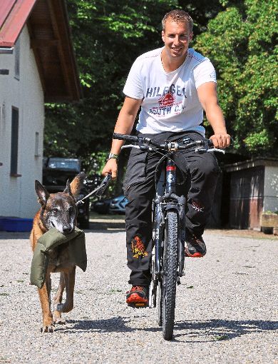 Bei den Laufeinheiten rennt Punk neben dem Fahrrad von Yannick Kayser her oder wird zu Hause auf einem Laufband speziell für Hunde trainiert.  Foto: Manthey