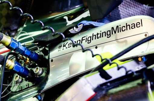 Auf dem Formel-1-Boliden von Nico Rosberg prangt der Schriftzug #KeepFightingMichael Foto: dpa