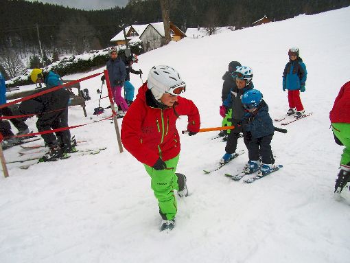 Der Bambinikurs des Skiclubs Bräunlingen ist derzeit fleißig a,m Üben. 16 Kinder zwischen vier und sechs Jahren erlernen das Skifahren.  Foto: Skiclub Foto: Schwarzwälder-Bote