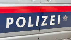 Der Schriftzug Polizei auf einem Einsatzfahrzeug in Österreich (Symbolbild). Foto: Matthias Röder/dpa