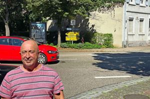 Matthias Stulz vor der B 3 in Kippenheim: Rund 22 000 Fahrzeuge rollen laut Zählung täglich durch den Ort. Foto: Göpfert