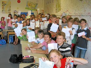 Die Schüler  der Klassen 5b und 6b des OHG freuen sich: Die Post aus Afrika ist da.  Foto: Ließmann Foto: Schwarzwälder-Bote