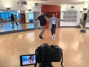 Tanzlehrer  Fabian Klein und Marcia Hermann geben per Video Online-Unterricht.  Foto: Tanzschule