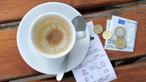 In Café und Restaurant könnten im neuen Jahr die Preise steigen. Foto: dpa/Tobias Hase