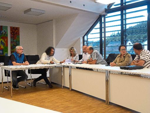 Unter dem Vorsitz von Uwe Mei (Zweiter von links) prüft der Gemeindewahlausschuss die Bewerbungen der Bürgermeisterkandidaten.   Foto: Danner