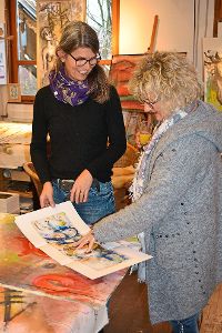 Beate Axmann (links) zeigte ihren interessierten Besuchern neue Werke und beantwortete im weihnachtlichen Rahmen auch einige Fragen.  Foto: Wölfle