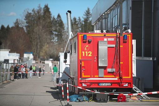 Zahlreiche Menschen nutzen die Corona-Ambulanz an der Messe in Villingen-Schwenningen.  Foto: Eich