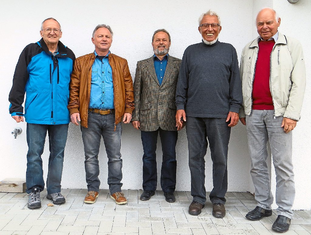 Werner Pfeiffer (von links) schied aus dem Vorstand aus. Das Bild zeigt ihn zusammen mit   Wolfgang Bacher, Martin Kömm, Hans-Ulrich Bay und  Richard Heymann. Foto: privat Foto: Schwarzwälder-Bote